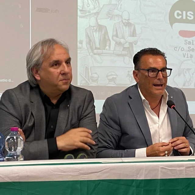 DAL CONSIGLIO GENERALE CISL FP #LOMBARDIA 📸 

Durante i lavori del Consiglio Generale della 𝗖𝗜𝗦𝗟 𝗙𝗣 𝗟𝗼𝗺𝗯𝗮𝗿𝗱𝗶𝗮, svolti alla presenza del Segretario Generale Cisl Lombardia, 𝗙𝗮𝗯𝗶𝗼 𝗡𝗮𝘃𝗮, il nostro Segretario Generale Nazionale 𝗥𝗼𝗯𝗲𝗿𝘁𝗼 𝗖𝗵𝗶𝗲𝗿𝗰𝗵𝗶𝗮 ha tracciato una panoramica netta sulle grandi trattative aperte.

Chierchia ha evidenziato l'importanza della recente preintesa per il 𝗖𝗖𝗡𝗟 𝗙𝘂𝗻𝘇𝗶𝗼𝗻𝗶 𝗖𝗲𝗻𝘁𝗿𝗮𝗹𝗶 e ha ribadito il massimo impegno per giungere rapidamente alla firma dei contratti di 𝗦𝗮𝗻𝗶𝘁𝗮̀ 𝗣𝘂𝗯𝗯𝗹𝗶𝗰𝗮 e 𝗙𝘂𝗻𝘇𝗶𝗼𝗻𝗶 𝗟𝗼𝗰𝗮𝗹𝗶. Resta altissima l'attenzione sulle vertenze aperte nella 𝗦𝗮𝗻𝗶𝘁𝗮̀ 𝗣𝗿𝗶𝘃𝗮𝘁𝗮 e nelle 𝗥𝗦𝗔, così come la forte richiesta di apertura immediata dei tavoli negoziali nel 𝗧𝗲𝗿𝘇𝗼 𝗦𝗲𝘁𝘁𝗼𝗿𝗲.

La capillarità sui territori è la nostra leva per dare risposte e certezze a tutti i lavoratori dei servizi pubblici.💚