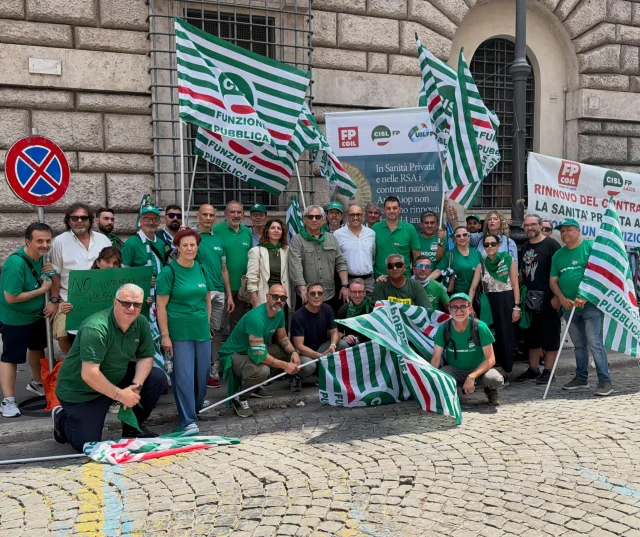 📸 Dalla mobilitazione di @cislfp_nazionale , FP CGIL e UIL FP

Una delegazione di Lavoratrici, lavoratori e professionisti della sanità privata e del sociosanitario accreditato sono scesi in piazza contro quello che i #sindacati hanno definito “l’emendamento della vergogna”, una norma che esclude il personale del comparto dall’adeguamento automatico delle retribuzioni previsto come anticipazione del rinnovo contrattuale.

Una protesta per chiedere pari dignità, pari diritti e il riconoscimento del valore di chi ogni giorno garantisce servizi essenziali di cura, assistenza e presa in carico delle persone più fragili. Dopo 8 anni di attesa per il rinnovo della sanità privata e 14 anni per quello delle RSA, il lavoro non può essere trattato come un diritto di serie B.

#SanitàPrivata #Contratti #Diritti #Lavoro