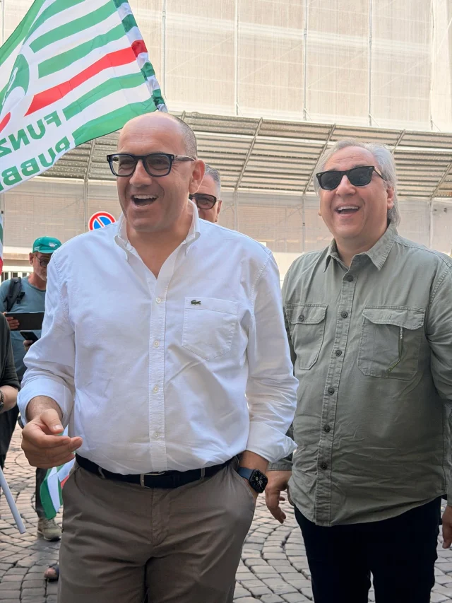 Oggi in Piazza Vidoni abbiamo fatto sentire con forza la voce delle lavoratrici e dei lavoratori della Sanità Privata e delle RSA.

Non accettiamo che chi garantisce ogni giorno assistenza, cura e servizi essenziali venga penalizzato da una norma che introduce una grave disparità di trattamento e indebolisce il percorso verso il rinnovo dei contratti.

Da 8 anni il personale della Sanità Privata e da 14 anni quello delle RSA attendono risposte concrete. È tempo di riconoscere il valore del loro lavoro e di restituire dignità, diritti e giusta retribuzione a chi ogni giorno si prende cura delle persone.

La CISL FP continuerà questa battaglia in tutte le sedi opportune, sindacali, istituzionali e, se necessario, anche legali.

#CislFP #SanitàPrivata #RSA #Sindacato #Diritti #ContrattoSubito
