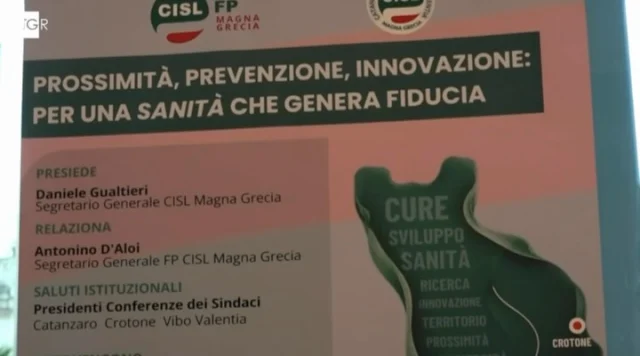 SANITÀ DI PROSSIMITÀ: L’INTERVENTO DEL SEGRETARIO GENERALE ROBERTO CHIERCHIA AL CONVEGNO CISL FP MAGNA GRAECIA 🏥 

A #Catanzaro si è discusso del #futuro della #sanità territoriale tra prossimità, prevenzione e innovazione. Nel suo intervento, il Segretario Generale della @cislfp_nazionale , Roberto Chierchia, ha lanciato un messaggio chiarissimo: le nuove strutture previste dal #PNRR, come le Case e gli Ospedali di Comunità, non possono rimanere scatole vuote, ma vanno riempite di servizi e di personale qualificato.
La sfida si vince solo attraverso una piena integrazione dei servizi pubblici e privati, puntando con forza su un’equipe multidisciplinare integrata. In questo modello va valorizzato strutturalmente il ruolo di tutte le professioni sanitarie, a partire dall’infermiere di famiglia e comunità. Per @chierchiar , questo passo richiede un’evoluzione anche sul piano negoziale: è fondamentale dare un pieno riconoscimento, proprio attraverso il contratto, alle nuove competenze avanzate previste dalle lauree magistrali cliniche per la formazione #infermieristica appena istituite. Parallelamente, resta ferma la determinazione della CISL FP nel voler sbloccare la contrattazione collettiva in quei settori che oggi sono fortemente penalizzati, come la sanità privata e le RSA, per dare dignità e tutele omogenee a tutto il lavoro di cura.

👉 Segui tutte le nostre battaglie per la sanità: https://cislfp.it/
