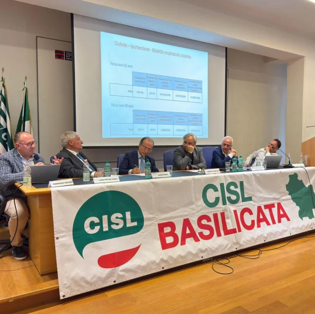 Il Segretario Generale della CISL FP, Roberto Chierchia, è intervenuto, a #Potenza, al convegno “Per una nuova sanità territoriale”, promosso da CISL Basilicata, CISL FP Basilicata e CISL Medici.

Un’importante occasione di confronto tra istituzioni, professionisti e parti sociali sui modelli organizzativi della sanità, sul rafforzamento della medicina del territorio e sulle sfide che attendono il Servizio sanitario nazionale.

Nel suo ampio intervento, il segretario Chierchia ha ribadito la necessità di accompagnare la riorganizzazione dell’assistenza territoriale con investimenti sulle persone, valorizzazione delle professionalità, rinnovo dei contratti in vigenza, innovazione organizzativa e piena integrazione tra servizi sanitari e socio-sanitari.

Una sanità di prossimità può essere davvero efficace solo se costruita insieme alle lavoratrici, ai lavoratori e ai professionisti che ogni giorno la rendono possibile, riconoscendone competenze, responsabilità e ruolo centrale nella tutela del diritto alla salute.

La CISL FP continuerà a portare il proprio contributo in ogni sede di confronto, perché il cambiamento della sanità passi dalla #partecipazione, dalla contrattazione e dalla valorizzazione del lavoro pubblico e privato.

#CISLFP #Sanità #SanitàTerritoriale #MedicinaDelTerritorio #SSN #Contrattazione  #Basilicata