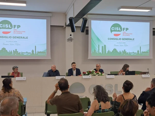Dal Consiglio Generale della CISL FP Area Metropolitana Bolognese 📸 

Il Segretario Generale Aggiunto della CISL FP, Angelo Marinelli, ha partecipato ai lavori del Consiglio Generale della CISL FP Area Metropolitana Bolognese, un importante momento di #democrazia e #partecipazione della nostra organizzazione.

Nel corso dei lavori, il Consiglio Generale ha eletto all’unanimità Fabiana Sergio nuova Segretaria Generale della CISL FP Area Metropolitana Bolognese. Insieme a lei sono stati eletti in Segreteria Felicia Dimase e Michele Vaira

A nome del Segreteria Nazionale e di tutta la comunità della CISL FP, rivolgiamo a Fabiana e alla nuova Segreteria i più sinceri auguri di buon #lavoro.

Un passaggio importante che rafforza la nostra presenza sul #territorio e il nostro impegno quotidiano al fianco delle lavoratrici e dei lavoratori dei servizi pubblici.

Buon lavoro! 💚