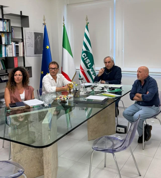 La Segreteria Nazionale CISL FP ha organizzato, nella giornata odierna, l’incontro formativo dedicato alla nuova “legge Zangrillo”, recentemente approvata, che introduce importanti novità in materia di sviluppo della carriera dirigenziale e valutazione della performance del personale delle Pubbliche Amministrazioni.

Un momento di approfondimento e confronto rivolto ai dirigenti, ai segretari e ai contrattualisti della Federazione, per analizzare gli effetti della riforma e condividere strumenti utili ad affrontarne l’applicazione nei diversi comparti del pubblico impiego.

Hanno partecipato, unitamente al segretario generale Roberto Chierchia e al segretario generale aggiunto Angelo Marinelli, il segretario nazionale Diego Truffa e la responsabile contrattazione funzioni centrali, locali e dirigenza pubblica, Germana Caruso.

#Formazione, #competenza e #partecipazione restano elementi centrali per accompagnare il cambiamento e rafforzare l’azione sindacale a tutela delle lavoratrici e dei lavoratori.