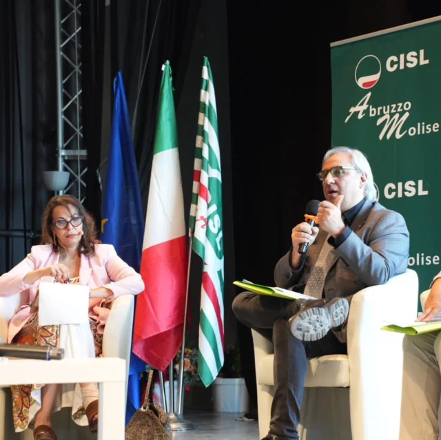 La sanità rappresenta il più importante investimento per il futuro del Paese e dei territori. È questo il messaggio ribadito da Roberto Chierchia, Segretario Generale della @cislfp_nazionale , intervenuto oggi alla tavola rotonda “Sanità: quale investimento per l’Abruzzo?”.

Nel corso del confronto, @chierchiar ha sottolineato la necessità di rafforzare il sistema sanitario attraverso maggiori investimenti sul personale, il potenziamento della sanità territoriale e una programmazione capace di rispondere ai bisogni di cittadini e lavoratori, senza dimenticare le colleghe e i colleghi della sanità privata e delle RSA, che stanno portando avanti una durissima battaglia per conquistare il rinnovo del proprio contratto e il giusto riconoscimento della loro professionalità.

Un momento di dialogo e confronto con istituzioni, organizzazioni sindacali e rappresentanti del mondo sanitario per condividere proposte concrete e costruire una sanità sempre più vicina alle persone, valorizzando il lavoro di chi ogni giorno garantisce il diritto alla salute.

#CISLFP #Sanità #Salute #Lavoro #Contrattazione #SanitàPrivata #RSA @cislfpabruzzomolise @cisl_abruzzo_molise