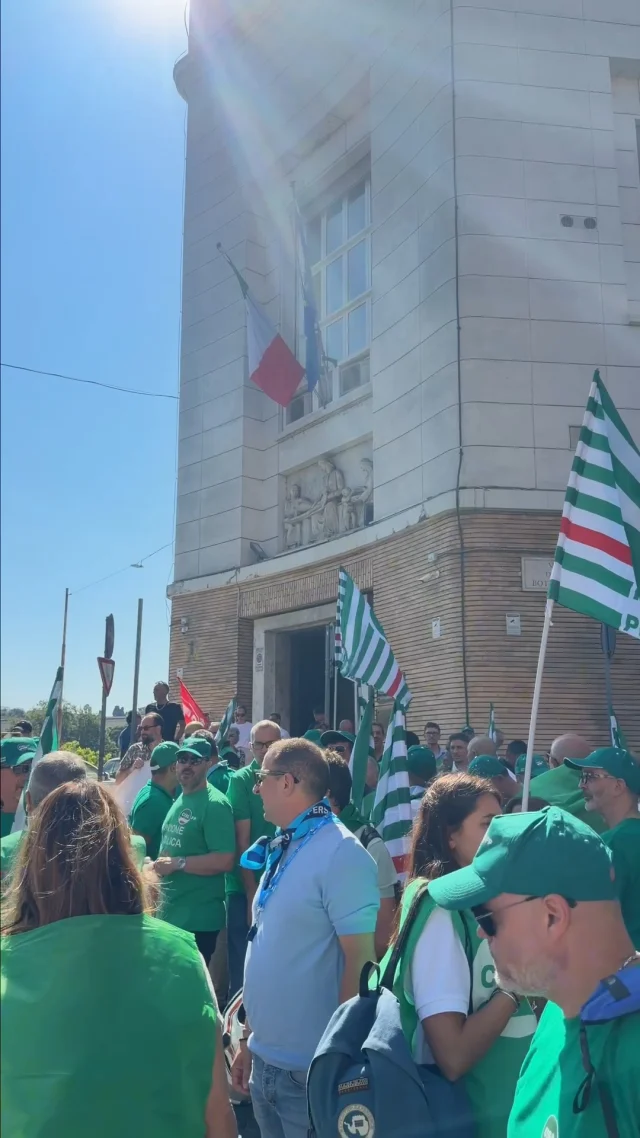 Una giornata di mobilitazione, partecipazione e richieste chiare.

Davanti al Ministero della Salute, lavoratrici e lavoratori della sanità privata e delle RSA hanno ribadito che otto e quattordici anni di attesa per il rinnovo del contratto non sono più accettabili.

Nel corso della manifestazione sono intervenuti il Segretario Nazionale della CISL FP Roberto Chierchia e la Segretaria Generale della CISL Daniela Fumarola, che ha voluto essere presente per testimoniare la vicinanza della Confederazione a una vertenza che riguarda migliaia di professioniste e professionisti.

Una mobilitazione che ha lanciato un messaggio chiaro: la sanità privata e le RSA sono parte integrante del sistema sanitario del Paese e meritano un contratto che riconosca il valore del lavoro svolto ogni giorno.

La mobilitazione continua. Fino a quando non arriveranno risposte concrete, continueremo a chiedere il rinnovo del contratto.

🎥 Riviviamo insieme i momenti più significativi della giornata.

#CislFP #SanitàPrivata #RSA #CCNL #ContrattoSubito