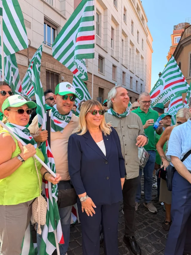 La presenza della Segretaria Generale della CISL, Daniela Fumarola, alla manifestazione di oggi davanti al Ministero della Salute è stata un segnale concreto di vicinanza e sostegno della confederazione alle lavoratrici e ai lavoratori della sanità privata e delle RSA.

Una presenza che rafforza una principio chiaro: il tempo dell'attesa è finito.

Dopo anni senza rinnovo, è il momento di dare risposte concrete a chi ogni giorno garantisce servizi essenziali per il Paese. Servono rispetto, dignità e un contratto che riconosca il valore del lavoro svolto.

La sanità privata e le RSA sono una componente fondamentale del sistema sanitario nazionale: insieme alla sanità pubblica assicurano assistenza e cura a milioni di persone. Per questo il rinnovo del contratto non è più rinviabile.

Vogliamo il contratto. Lo vogliamo subito.

#CislFP #SanitàPrivata #RSA #CCNL #ContrattoSubito