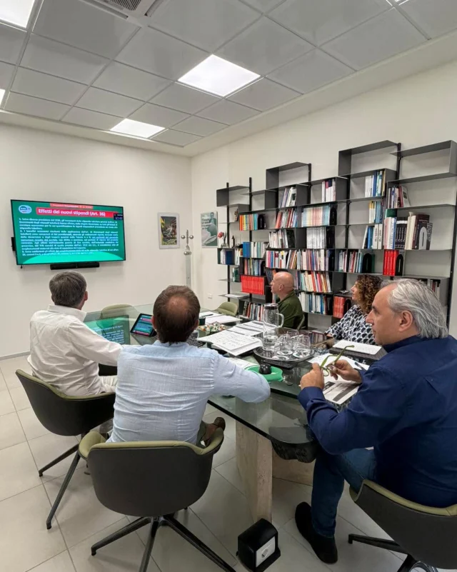 Prosegue il percorso di presentazione dei rinnovi contrattuali e di formazione promosso dalla Segreteria Nazionale della CISL FP, al completo, dedicato all’illustrazione della preintesa per il rinnovo del CCNL Funzioni Locali 2025-2027.

Un’importante occasione di confronto, in videoconferenza, con i dirigenti della Federazione per approfondire i contenuti del contratto, rafforzare la rappresentanza sindacale e condividere strumenti utili a supportare il lavoro sui territori.

Formazione, partecipazione e crescita della nostra comunità sindacale continuano a essere al centro del nostro impegno, per affrontare insieme le sfide dei rinnovi contrattuali, della contrattazione integrativa e garantire così una tutela sempre più efficace delle lavoratrici e dei lavoratori. 💚

#CISLFP #FunzioniLocali #CCNL #Contrattazione #Formazione #RappresentanzaSindacale #Comunità #Sindacato