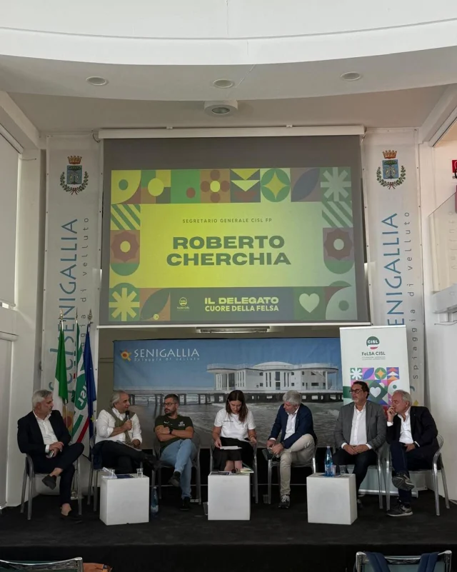 ll Segretario Generale della CISL FP, Roberto Chierchia, ha partecipato oggi a Senigallia alla Festa del Delegato FeLSA CISL, intervenendo alla tavola rotonda dedicata a “Partecipazione, rappresentanza e continuità associativa: i Delegati, un patrimonio comune della CISL”.

Tra FeLSA e FP c’è un rapporto costruito nel tempo e nelle esperienze concrete di tante colleghe e tanti colleghi: lavoratrici e lavoratori entrati nei servizi pubblici talvolta come #somministrati, #autonomi o #atipici e che, attraverso percorsi di stabilizzazione e assunzione, sono poi diventati dipendenti delle amministrazioni pubbliche.

È proprio in questi percorsi che si esprime il valore della continuità associativa: non soltanto uno strumento organizzativo, ma una delle espressioni più autentiche della confederalità della #CISL. Significa mettere al centro la #persona prima ancora del contratto con cui lavora o della categoria che, in un determinato momento della sua vita professionale, la rappresenta.

La continuità associativa, grazie all’attività indispensabile delle nostre delegate e dei nostri delegati, è un valore: il lavoro cambia, cambiano i contratti e i datori di lavoro ma non cambia il rapporto e il sostegno che le colleghe e i colleghi trovano nella CISL.

Ed è qui che il ruolo del delegato assume un significato ancora più importante: le delegate e i delegati sono un patrimonio comune di tutta la CISL, perché conoscono le persone, le loro esigenze e le loro storie professionali e le accompagnano nei cambiamenti. Essere confederali significa anche sentirsi delegati della CISL, oltre che della propria federazione, valorizzando le specificità di ciascuna categoria dentro un progetto comune. 🤝

Negli ospedali, nei Comuni, nei Ministeri e nelle amministrazioni lavorano fianco a fianco dipendenti pubblici, somministrati, lavoratori degli appalti, cooperative e professionisti. La sfida è andare oltre i singoli perimetri contrattuali per rappresentare insieme, come cislini, l’intera comunità del lavoro.💚