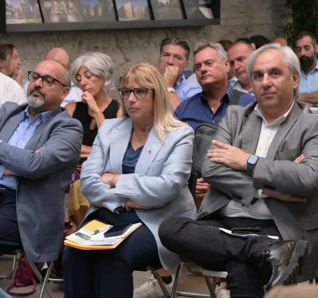 Alla due giorni “Transizioni in corso – Dialoghi sul lavoro nel terziario privato”, organizzata dalla Fisascat Cisl, il Segretario generale CISL FP, Roberto Chierchia, è intervenuto nel confronto dedicato a “La società del care: bisogni e professionalità per il welfare”. 

Al centro del suo intervento, la proposta di un “Patto nazionale sul lavoro di cura” capace di mettere attorno allo stesso tavolo pubblico, privato accreditato, enti locali e Terzo settore. Un patto che affronti insieme le grandi questioni che attraversano il sistema: carenza di organici, salari, formazione e valorizzazione professionale, organizzazione del lavoro e integrazione sociosanitaria.

Per Chierchia, la sfida del “care” richiede una visione comune e strumenti concreti. In questo quadro, anche la contrattazione nazionale e decentrata deve avere un ruolo decisivo: rafforzare tutele e diritti, riconoscere il valore delle professionalità, sostenere retribuzioni adeguate e contribuire a rendere il lavoro di cura più attrattivo e sostenibile.

Per questo motivo, la CISL FP continuerà a chiedere il rapido rinnovo dei contratti, fermi da 14 anni per le RSA e da 8 anni per la sanità privata, affinché le lavoratrici e i lavoratori di un settore nevralgico per la cura delle persone più fragili possano finalmente vedere riconosciuta la stessa dignità e lo stesso valore dei colleghi del pubblico che svolgono il medesimo lavoro.

Un patto che affronti insieme le grandi questioni che attraversano il sistema: carenza di organici, salari, formazione e valorizzazione professionale, organizzazione del lavoro e integrazione sociosanitaria.
La qualità del welfare passa dalla qualità del lavoro. E il lavoro di cura deve diventare una priorità nazionale perché, ha dichiarato Chierchia, “ non si possono socializzare i costi delle imprese per poi privatizzare il sacrificio dei lavoratori”