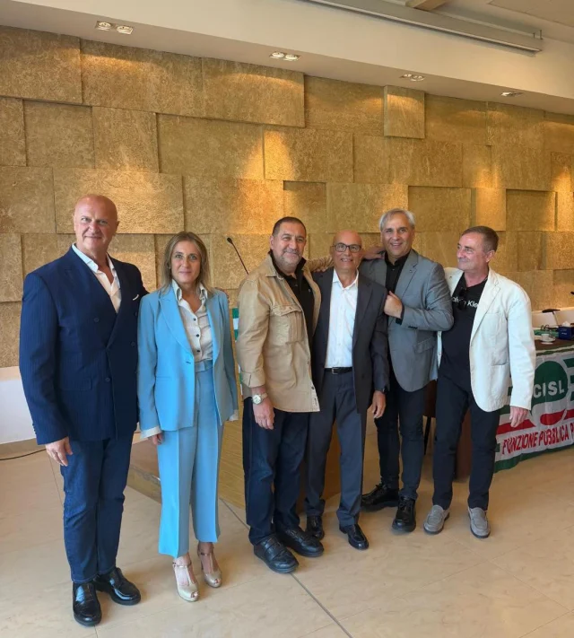 Dal Consiglio Generale Cisl Fp Lecce 📸

Il Consiglio Generale della CISL FP Lecce ha eletto Antonio Piccinno nuovo Segretario Generale della Federazione territoriale.

Antonio raccoglie il testimone del reggente Fabio Orsini, al quale va il nostro sincero ringraziamento per il lavoro svolto, l’impegno e la disponibilità messi al servizio dell’organizzazione. Completano la nuova Segreteria Gianni Farchi e Alessandra Arnesano.

Ai lavori ha preso parte anche il Segretario Generale CISL FP, Roberto Chierchia, a testimonianza dell’attenzione della Federazione nazionale verso i territori e del valore di una presenza sindacale sempre più forte, capillare e vicina alle nostre strutture.

Ad Antonio, Gianni e Alessandra i migliori auguri di buon lavoro! 💚

#CislFp #CislFpLecce #Partecipazione #Sindacato