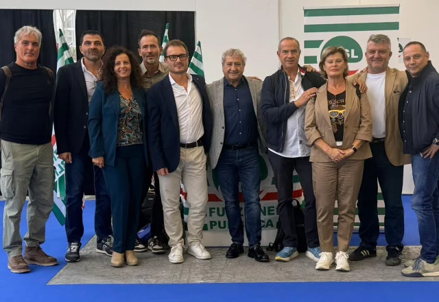 CISL FP A #EXPÒL2026: Al fianco della Polizia Locale nel percorso di Riforma

La CISL FP è presente oggi a #BolognaFiere con un proprio stand espositivo in occasione di #EXPÒL, la due giorni dedicata alla #PoliziaLocale che riunisce istituzioni, Comandi, esperti, professionisti e aziende sui temi dell’innovazione, delle competenze e delle strategie operative. 

La nostra presenza è un’occasione per incontrare le lavoratrici e i lavoratori, confrontarci direttamente con chi opera ogni giorno sul territorio e continuare a dare forza alle nostre proposte per una riforma vera della Polizia Locale. 

Per la CISL FP la riforma si misurerà sui fatti: risorse adeguate, tutele previdenziali, assistenziali e assicurative, tutela legale, formazione, organici e strumenti per lavorare in sicurezza. E al Ministro, il Prefetto Matteo Piantedosi, chiediamo che il confronto annunciato con le organizzazioni sindacali venga aperto concretamente sui Decreti attuativi.

👉 Leggi il comunicato integrale su: https://cislfp.it/2026/10/07/polizia-locale-cisl-fp-la-riforma-si-misurera-su-risorse-tutele-e-decreti-attuativi-chiediamo-a-piantedosi-apertura-del-confronto/