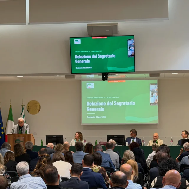 Oggi si è riunito il Consiglio Generale della @cislfp_nazionale , un momento importante di confronto, partecipazione e condivisione.

I lavori si sono aperti con l’articolata relazione del Segretario Generale, @chierchiar , che ha posto al centro i principali temi dell’azione sindacale: i rinnovi contrattuali, le vertenze ancora aperte, a partire dalla sanità privata e RSA, il nostro modello sindacale all’interno della CISL e il rilancio dell’impegno alla diffusione capillare delle proposte confederali contenute nel #LibroVerde della @cisl_nazionale .

A seguire, abbiamo presentato alcune nuove convenzioni pensate appositamente per i nostri iscritti, per offrire servizi, opportunità e tutele sempre più concrete.

Spazio poi al dibattito, arricchito dagli interventi dei dirigenti provenienti dai territori, con esperienze, riflessioni e proposte che rappresentano la forza della nostra Federazione.

Particolarmente emozionanti le conclusioni, affidate “a sorpresa” al Segretario Generale Aggiunto, Angelo Marinelli, che ha ripercorso l’impegno, le sfide e il cammino condiviso nei suoi nove anni trascorsi nella categoria.

Una giornata di confronto vero, di memoria e di prospettiva. Per continuare, insieme, a costruire un sindacato sempre più vicino alle persone e ai territori.

#CISL #Sindacato #Contrattazione #Partecipazione
