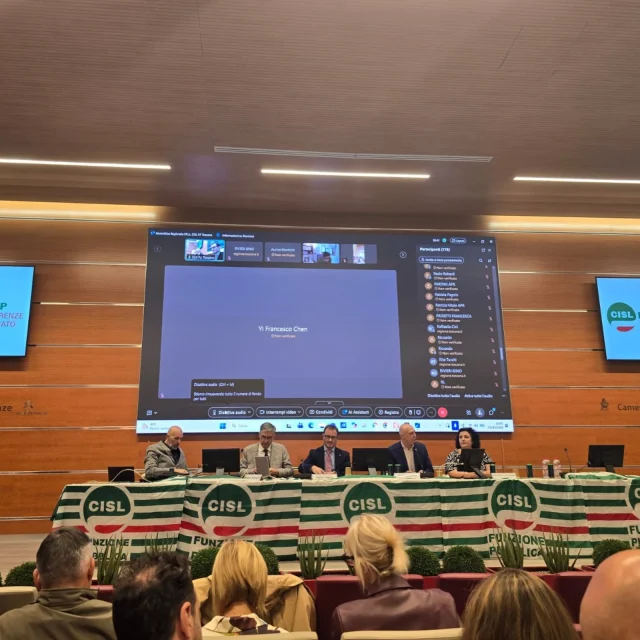 Oggi @diegotruffa , Segretario nazionale CISL FP, è a Firenze per un focus dedicato al CCNL Funzioni Locali 2025-2027, insieme a @michelemarocco , coordinatore nazionale #PoliziaLocale, in un’iniziativa organizzata dalla CISL FP #Toscana e dalla CISL FP #Firenze #Prato. 

Un momento di formazione, approfondimento e confronto per entrare nel merito delle novità contrattuali e, soprattutto, fornire alle nostre delegate e ai nostri delegati gli strumenti necessari per tradurle concretamente nei luoghi di lavoro.

Perché la firma di un contratto è un passaggio fondamentale, ma il lavoro continua ogni giorno: nella sua conoscenza, nella corretta applicazione e nella contrattazione nei posti di lavoro.

È qui che la presenza della @cislfp_nazionale fa la differenza: vicino alle lavoratrici e ai lavoratori, con competenza, formazione e partecipazione. 🤝