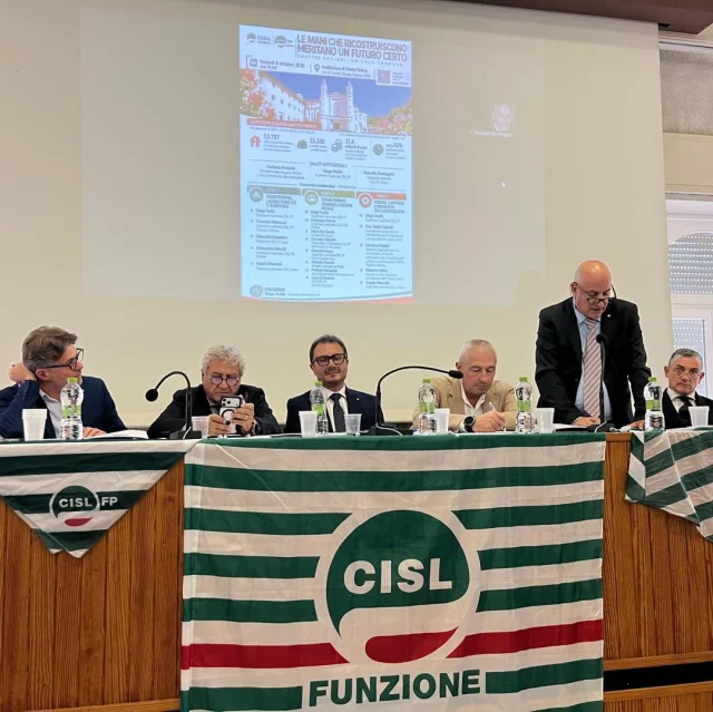 La delegazione @cislfp_nazionale ha partecipato oggi, a Cascia, all’iniziativa “Le mani che ricostruiscono meritano un futuro certo – Quattro regioni, un solo impegno”, promossa dalla CISL Umbria e dalla CISL FP Umbria.

Un'importante occasione di confronto, attraverso tre panel dedicati alla ricostruzione, ai servizi pubblici, alla coesione sociale e al ruolo delle competenze e dell'innovazione, per rilanciare un impegno che per la CISL FP resta prioritario: dare stabilità e prospettive al personale che ogni giorno contribuisce alla rinascita dei territori colpiti dal sisma.

Nelle terre ferite dal terremoto, la ricostruzione passa anche dalla stabilizzazione delle lavoratrici e dei lavoratori precari che, in questi anni, hanno messo professionalità, competenze e dedizione al servizio delle amministrazioni locali.

Un obiettivo che continuiamo a perseguire con determinazione, anche attraverso l'azione emendativa promossa dalla CISL FP, facendoci portavoce delle istanze del cosiddetto "primo cratere" e di tutti gli altri territori d'Italia segnati dagli eventi sismici.

Non può esserci una ricostruzione solida e duratura senza valorizzare chi quella ricostruzione la rende possibile ogni giorno. Per questo continueremo a chiedere risposte concrete, percorsi di stabilizzazione e il riconoscimento del lavoro svolto. Perché dare certezze alle persone significa dare futuro ai territori 💚

#Ricostruzione #Sisma #Stabilizzazioni #PA #terremoto