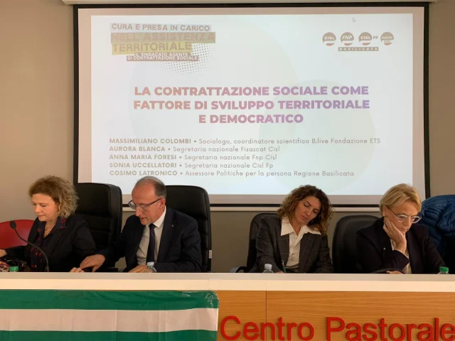 📍 Welfare e assistenza territoriale: la CISL FP protagonista del confronto in Basilicata.

La segretaria nazionale CISL FP, Sonia Uccellatori, ha partecipato oggi a Tito (PZ) al convegno “Cura e presa in carico nell’assistenza territoriale. Il sindacato agente di contrattazione sociale”, promosso dalla CISL Basilicata insieme alle federazioni FNP, CISL FP e Fisascat.

🎯 Nel suo intervento, Uccellatori ha sottolineato il ruolo strategico della contrattazione sociale come leva per tradurre i livelli essenziali delle prestazioni in diritti concretamente esigibili sui territori.

Al centro del confronto, la necessità di costruire un sistema di welfare più vicino alle persone, capace di rispondere alle nuove fragilità, rafforzare i servizi territoriali e garantire un’assistenza accessibile e di qualità.

Perché il diritto alla cura deve essere garantito a tutte e tutti, senza lasciare indietro nessuno.

#CISLFP #Welfare #ContrattazioneSociale #AssistenzaTerritoriale