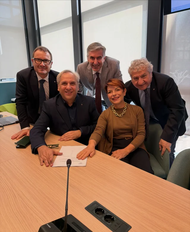 VIA LIBERA AL CCNL FUNZIONI LOCALI 2025-2027 ✅ 

Raggiunta la maggioranza al tavolo negoziale, le delegazioni sindacali si apprestano sottoscrivere definitivamente il nuovo contratto collettivo, triennio 2025-2027, dei dipendenti di comuni, province, regioni, città metropolitane, camere di commercio, comunità montane e isolane e delle unioni di comuni.