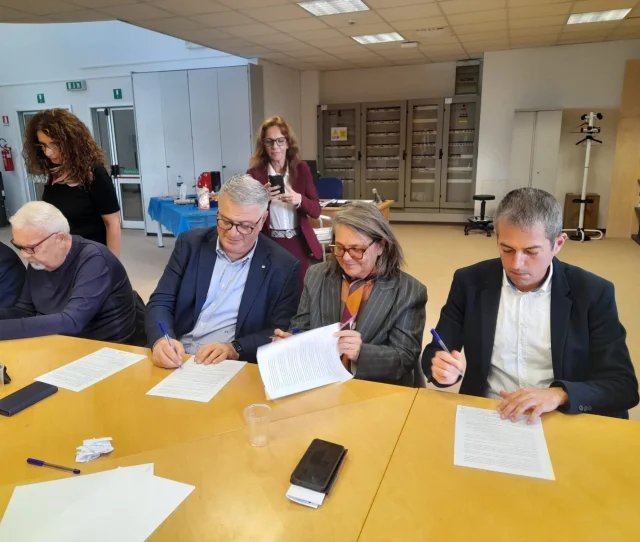 CCL DIRIGENZA MAUGERI ✍️ 

Sottoscritto il Contratto Collettivo di Lavoro della Dirigenza della Maugeri: un risultato importante che restituisce valore alla contrattazione e offre risposte concrete ai professionisti che operano ogni giorno all’interno delle strutture del Gruppo Maugeri. 

Oltre agli aspetti economici e normativi, è stato introdotto il meccanismo che assicura continuità retributiva anche nella fase successiva alla scadenza del contratto, scelta che dimostra la volontà delle parti di non lasciare senza risposte i professionisti del settore. 

🗣️Auspichiamo che il rinnovo del CCL della Dirigenza Maugeri - spiega il coordinatore nazionale sanità privata Cisl Fp , Antonio Cuozzo - possa rappresentare un segnale positivo e un impulso per accelerare il rinnovo di tutti i contratti della Sanità Privata e del comparto socio-sanitario, dove lavoratrici e lavoratori attendono da troppo tempo il pieno riconoscimento della propria professionalità e del proprio contributo al sistema sanitario del Paese.”

🔗 Leggi l’approfondimento su cislfp.it